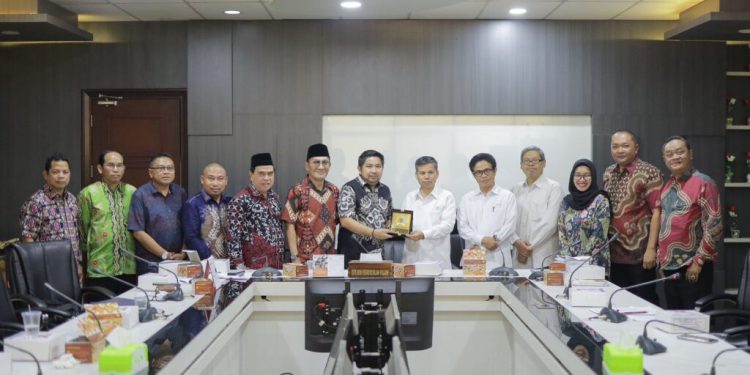 Wakil Ketua DPRD Kalsel Muhammad Syarifuddin didampingi rombongan Komisi IV  saat menerima plakat dari pihak Ditjen Pendis Kemenag RI Jakarta. (foto : istimewa/DPRD Kalsel)