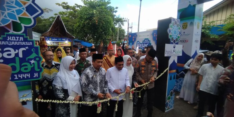 Walikota bersama Wakil Walikota Banjarmasin H Ibnu Sina - Ariffin Noor gunting pita tanda dibukanya Pasar Wadai Ramadan Siring Menara Pandang. (foto : shn/seputaran)