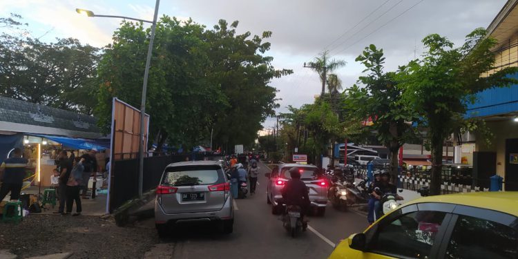 Banyak pengguna motor masih nekat melawan arah di Jalan Piere Tendean yang menggunakan sistem satu arah. (foto : shn/seputaran)