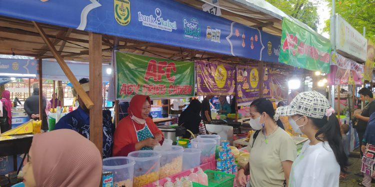 Stand atau lapak jualan aneka es milik Sutardji yang diramaikan pembeli di Pasar Wadai Ramadan Menara Pandang. (foto : shn/seputaran)