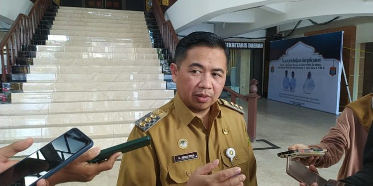 Walikota Banjarmasin H Ibnu Sina saat diwawancarai wartawan. (foto : shn/seputaran)