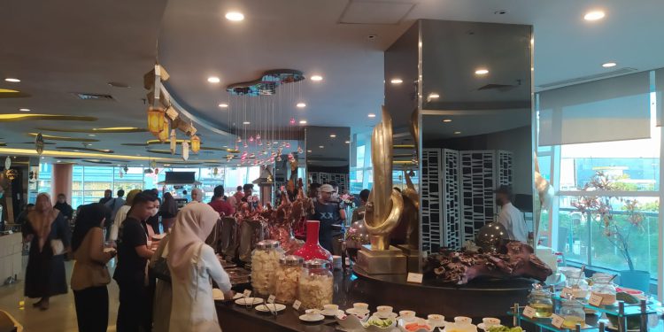 Pengunjung saat mengambil menu buka puasa yang disajikan di restoran Galaxy Hotel Banjarmasin. (foto : shn/seputaran)