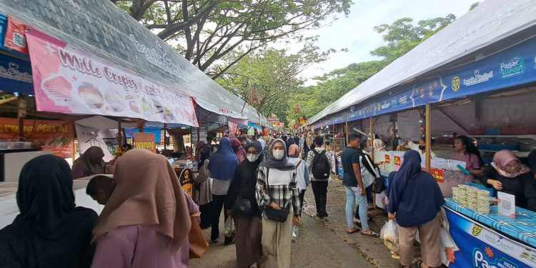 Pembeli dan penjual masih menggunakan kresek atau kantong plastik di Pasar Wadai Ramadan Siring Menara Pandang. (foto : shn/seputaran)