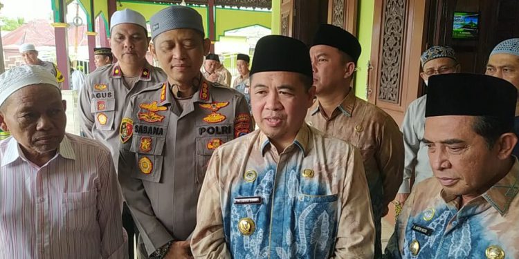 Walikota Banjarmasin H Ibnu Sina saat diwawancarai wartawan usai Safari Ramadan di Mesjid Jami Banjarmasin. (foto : shn/seputaran)