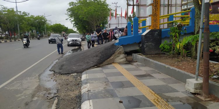 Oprit Jembatan Bakula yang menutupi Trotoar jalan. (foto : shn/seputaran)