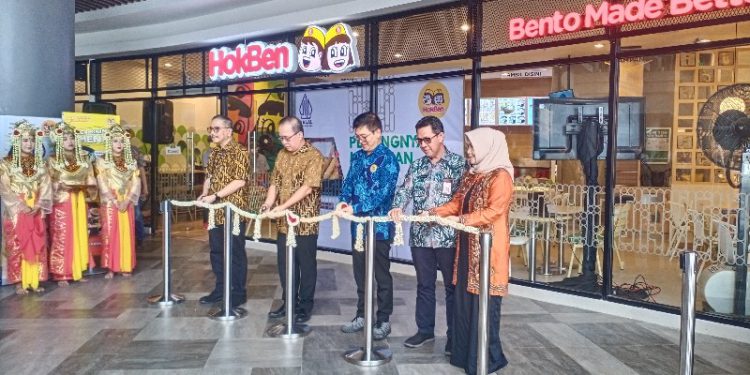 Operational Director PT. Eka Bogainti Sugiri Willim saat memimpin prosesi pengguntingan pita melati pada peresmian Gerai HokBen Duta Mall Banjarmasin. (foto : sna/seputaran)