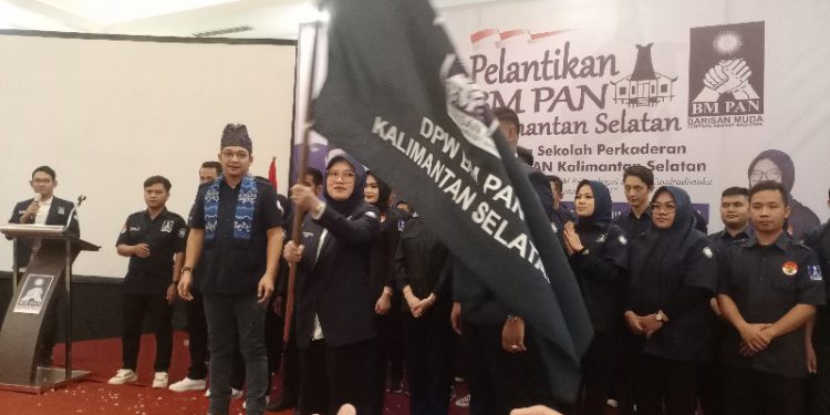 Ketua DPW BM PAN Kalsel Hj Rahmah Hayati Muhidin kibarkan bendera Pataka usai dilantik Ketum DPP BM PAN Sigit Purnomo Said alias Pasha Ungu. (foto : smr/seputaran)