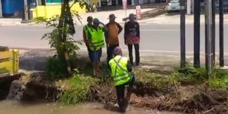 Petugas lapangan PTAM Bandarmasih saat melakukan penggalian pipa yang bocor. (foto : shn)