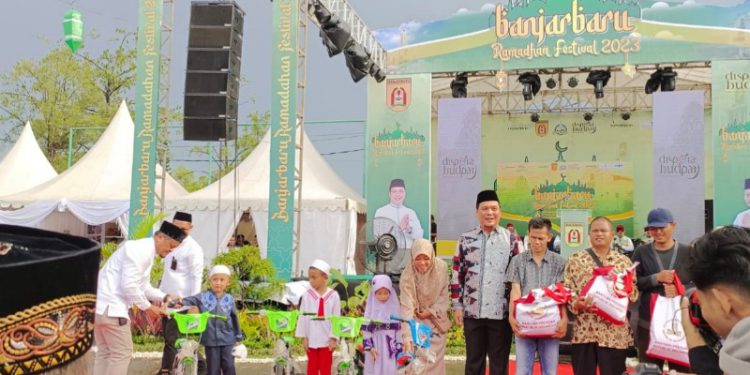 Murid PAUD yang bisa menjawab pertanyaan pada Banjarbaru Berdongeng, menerima hadiah sepeda dari Walikota Banjarbaru Aditya Mufti Ariffin pada pembukaan Banjarbaru Ramadhan Festival. (foto : istimewa)