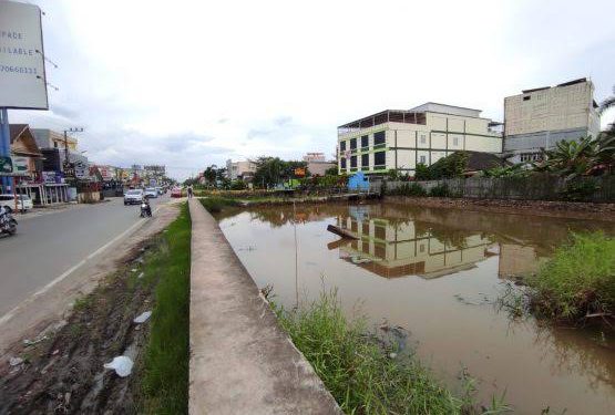 Lahan di kawasan Veteran yang mau dibebaskan untuk normalisasi sungai.