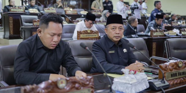 Anggota DPRD Kalsel saat menghadiri rapat paripurna dengan salah satu agenda soal Pokir. (foto : istimewa/DPRD Kalsel)