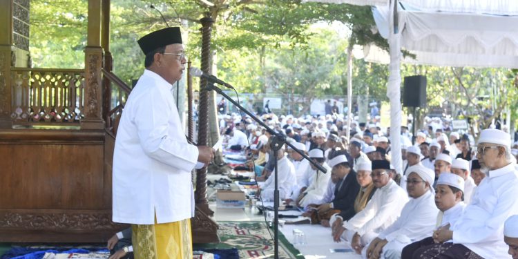 Gubernur Kalsel H Sahbirin Noor atau Paman Birin saat memberikan sambutan salat Idul Fitri berjemaah di halaman Masjid Raya Sabilal Muhtadin. (foto : Adpim Kalsel)