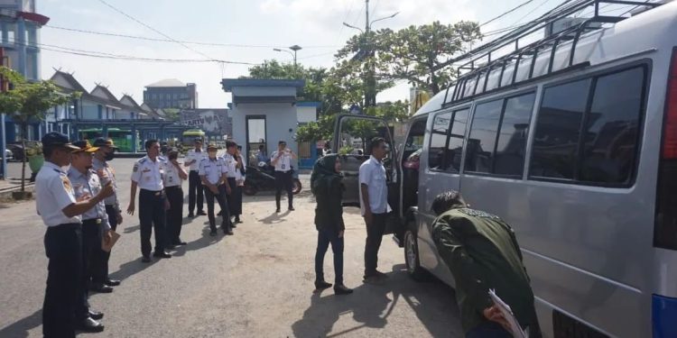 Kegiatan Ramp Check Dishub Kalsel terhadap angkutan umum di Terminal tipe B, KM 6, Banjarmasin. (foto : shn/seputaran)