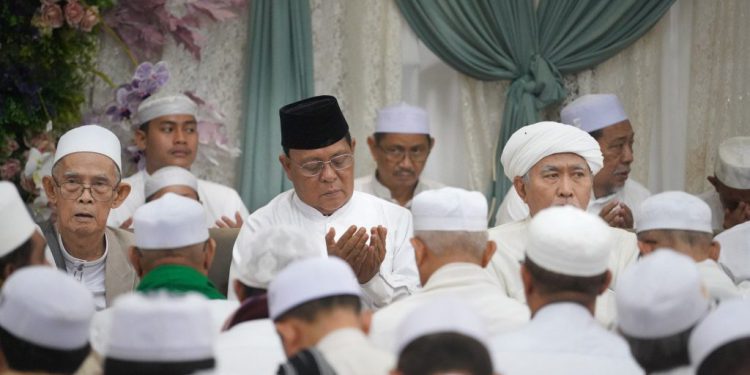 Gubernur Kalsel H Sahbirin Noor atau Paman Birin bersama ribuan jemaah saat hadir di haul Datu Kelampayan. (foto : istimewa/Biro Adpim Kalsel)