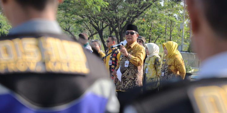 Gubernur Kalsel H Sahbirin Noor atau Paman Birin saat memberikan arahan pada Apel Kesiapan Gelar Angkutan Mudik Gratis di Halaman Setdaprov Kalsel. (foto : istimewa/Biro Adpim Kalsel)