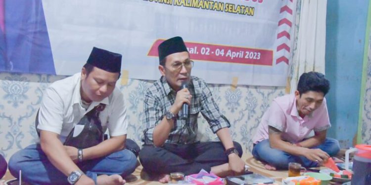 Anggota DPRD Kalsel H Lutfi Syaifuddin melaksanakan Sosialisasi & Penyerbarluasan Perda Nomor 10 Tahun 2015 tentang Penyelenggaran Bantuan Hukum Untuk Masyarakat Miskin. (foto : istimewa)