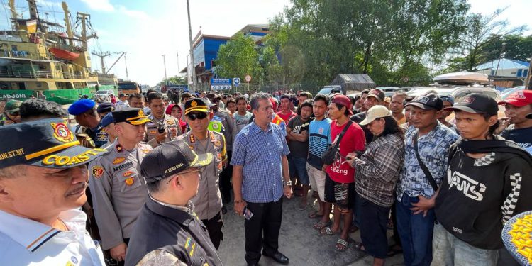 Walikota Banjarmasin H Ibnu Sina pantau arus mudik di Pelabuhan Trisakti Banjarmasin. (foto : shn/seputaran)