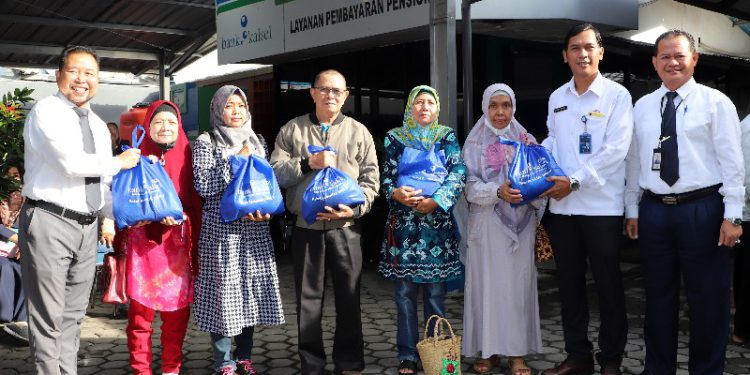 Seremonial penyerahan paket Ramadan oleh Branch Manager PT. Taspen Cabang Banjarmasin Valentino Situmorang didampingi Kepala Divisi Dana & Digital Banking dan Kepala Divisi Sekretaris Perusahaan Bank Kalsel, Hambali dan Suriadi kepada perwakilan Pensiunan. (foto : istimewa/Bank Kalsel)