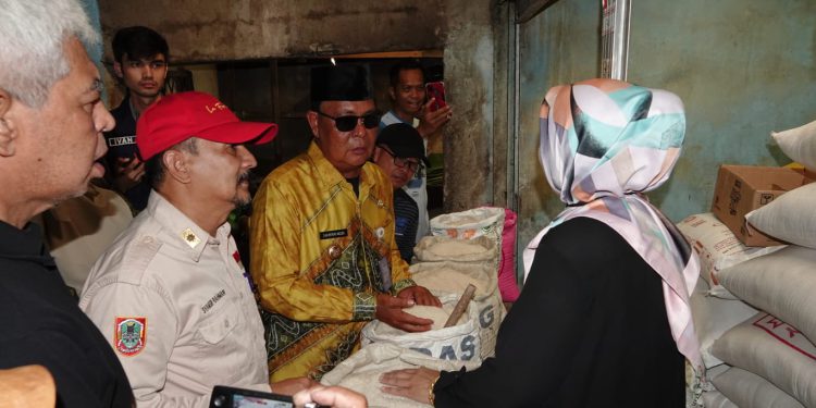 Gubernur Kalsel H Sahbirin Noor atau Paman Birin saat berbincang dengan salah satu pedagang beras di Pasar Kalindo Raya, saat memantau stok bahan pokok. (foto : istimewa/Biro Adpim Kalsel)