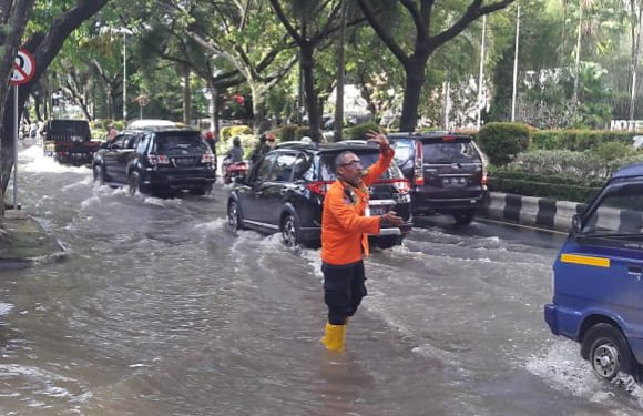 Genangan air yang masuk Jalan Lambung Mangkurat Banjarmasin. (foto : shn/seputaran)