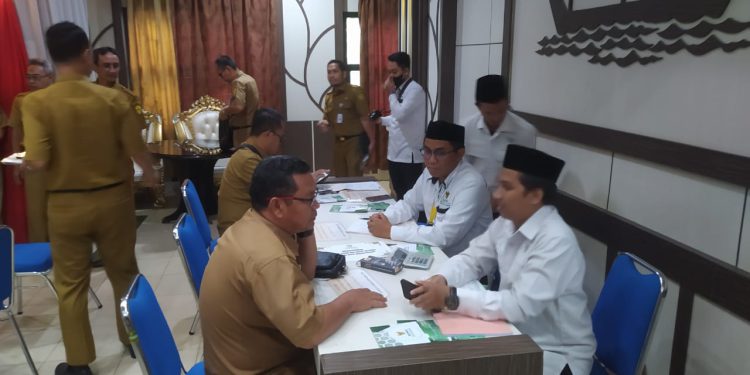 Pejabat dan ASN Pemko Banjarmasin saat menyalurkan zakat pada Layanan Berzakat Baznas Banjarmasin di Aula Kayuh Baimbai Balaikota Banjarmasin. (foto : shn/seputaran)