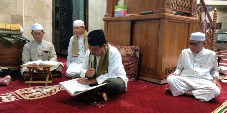 Gubernur Kalsel H Sahbirin Noor saat tadarus Al Quran pada malam Nuzulul Quran di Mesjid Raya Sabilal Muhtadin. (foto : istimewa)