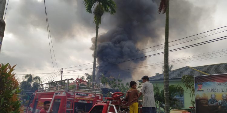 Petugas pemadam kebakaran saat memadamkan kebakaran di kawasan Panti Asuhan Putri Al Amin. (foto : shn/seputaran)