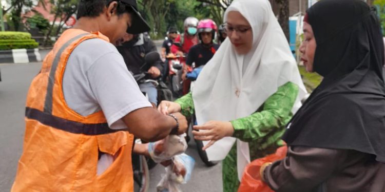 Ketua Fatayat NU Kalsel Hilyah Aulia saat membagikan takjil gratis kepada pengguna jalan di depan Kantor DPRD Banjarmasin. (foto : istimewa)