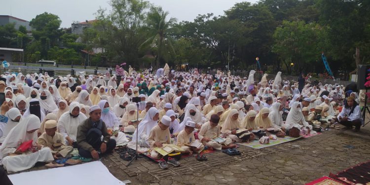 Sebanyak seribu lebih santri, ustadz dan ustadzah mengikuti tadarusan Al Quran massal yang digelar BKPRMI Banjarmasin di RTH Kamboja. (foto : shn/seputaran)