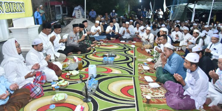 Gubernur Kalsel H Sahbirin Noor saat sahur bersama warga Banyu Irang Tanah Laut. (foto : istimewa/Biro Adpim Kalsel)