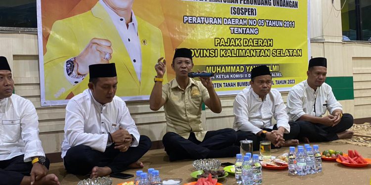 Wakil Ketua Komisi II DPRD Kalsel yang membidangi ekonomi dan keuangan, Muhammad Yani Helmi saat menyebarluaskan Perda Nomor 5 Tahun 2011. (foto : istimewa/DPRD Kalsel)