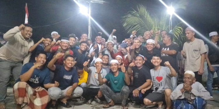 Gubernur Kalsel H Sahbirin Noor atau Paman Birin berfoto bersama warga di sela kegiatan safari sahur. (foto : istimewa/Pemprov Kalsel)