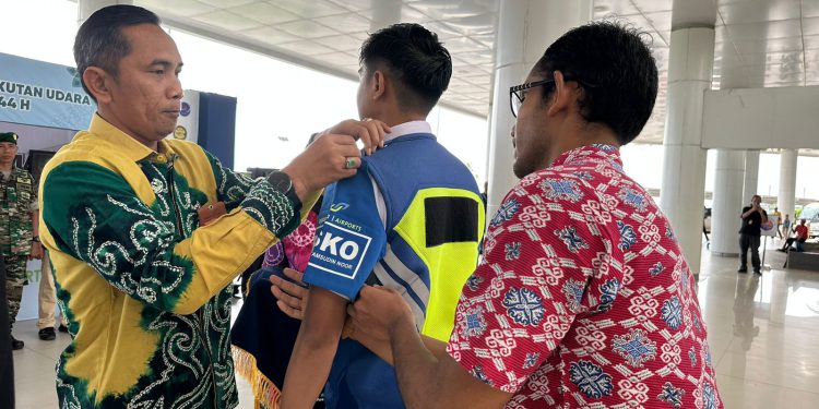 Penyematan ban petugas posko terpadu angkutan Udara Idul Fitri 1444 H Bandara Syamsudin Noor sebagai persiapan momen mudik lebaran tahun ini. (foto : istimewa)