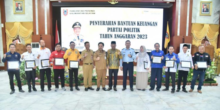 Sekdaprov Kalsel Roy Rizali Anwar foto bersama perwakilan Parpol usai penyerahan dana bantuan Parpol. (foto : istimewa)