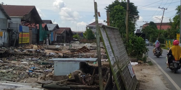 Beberapa bangunan yang mulai dibongkar akibat terkena pembebasan lahan Jembatan Mantuil. (foto : shn/seputaran)