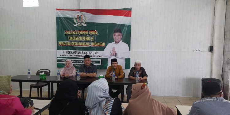 Ketua Fraksi PKB DPRD Kalssl Hormansyah menggelar sosialisasi Perda Nomor 3 Tahun 2017 tentang Penyelenggaraan Pendidikan. (foto : putza)