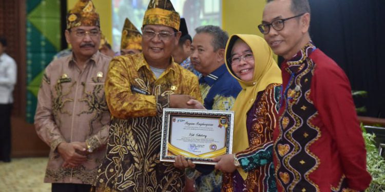 Gubernur Kalsel H Sahbirin Noor atau Paman Birin saat menyerahkan penghargaan. (foto : istimewa/Biro Adpim Kalsel)