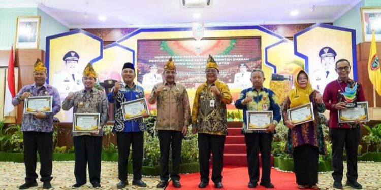 Walikota Banjarmasin H Ibnu Sina saat terima penghargaan. (foto : istimewa)