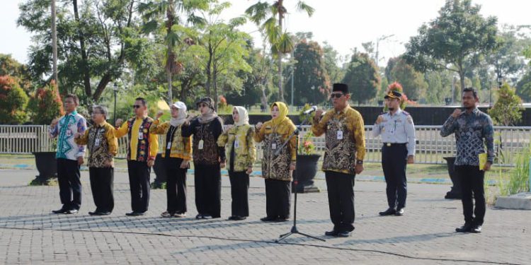 Gubernur Kalsel H Sahbirin Noor atau Paman Birin saat memimpin apel sebelum Musrenbang. (foto : istimewa/Biro Adpim Kalsel)