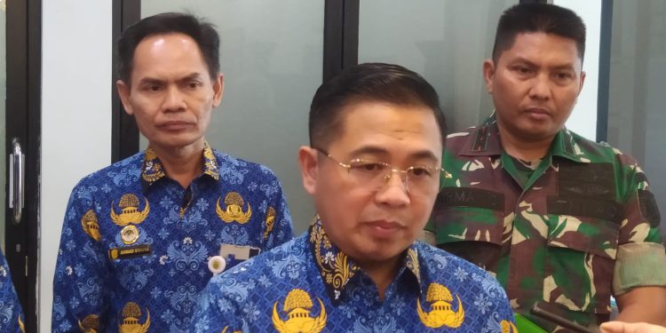 Walikota Banjarmasin H Ibnu Sina saat diwawancarai.