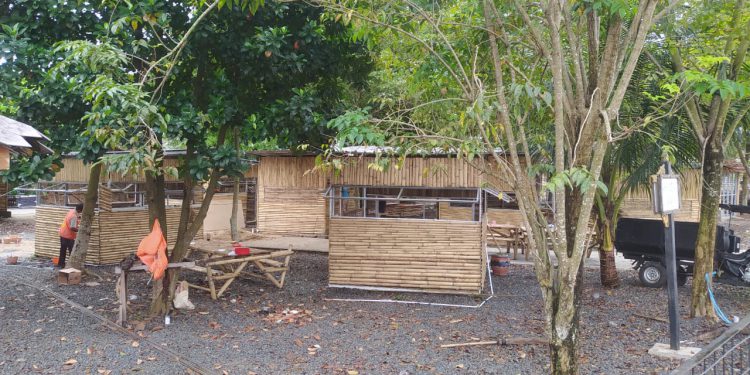 Pembangunan ikon ketupat di kawasan Siring Kampung Ketupat, Sungai Baru Banjarmasin. (foto : shn/seputaran)