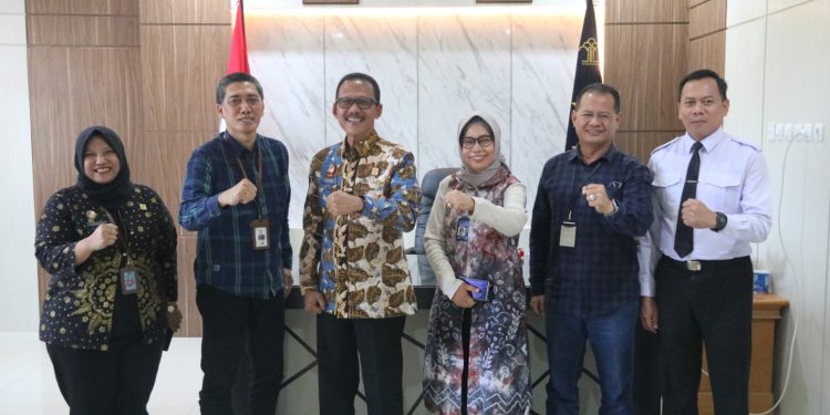 Jajaran Kemenkumham Kalsel bersama pihak Bank Kalsel berfoto bersama. (foto : istimewa)