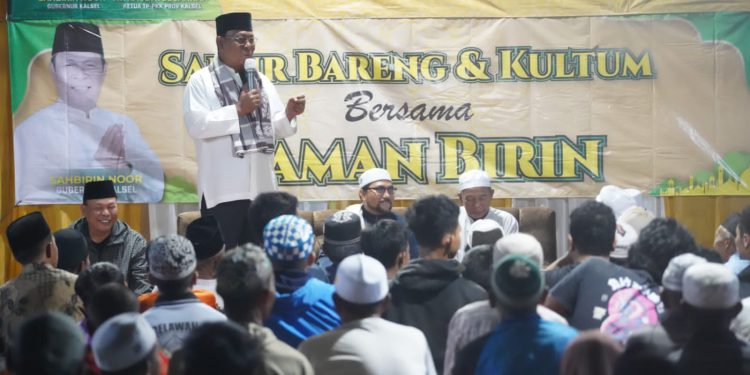 Gubernur Kalsel H Sahbirin Noor atau Paman Birin saat memberikan sambutan pada Sahur Bersama di Desa Mandi Kapau Barat. (foto : istimewa/Biro Adpim Kalsel)