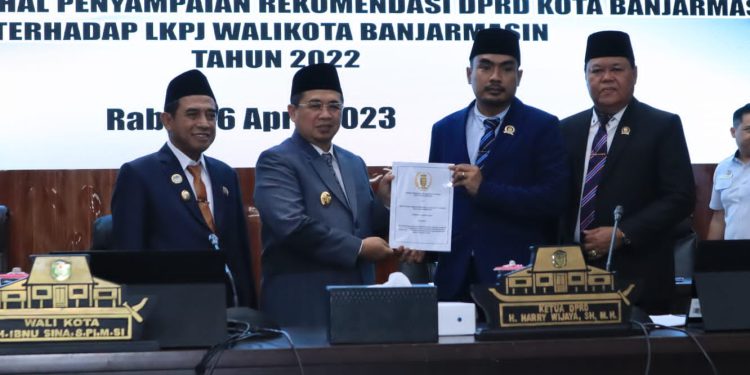 Ketua DPRD Banjarmasin Harry Wijaya saat menyerahkan rekomendasi atau catatan terhadap LKPJ 2022 yang diterima Walikota Banjarmasin H Ibnu Sina. (foto : smr)