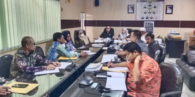 Komisi III DPRD Banjarmasin rapat bersama Dinas PUPR Banjarmasin di ruang Komisi III DPRD Banjarmasin. (foto : smr)