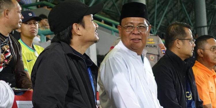 Gubernur Kalsel H Sahbirin Noor atau Paman Birin bersama CEO Barito Putera H Hasnuryadi Sulaiman saat menyaksikan laga Barito Putera vs Persita Tanggerang di Stadion Demang Lehman, Martapura, Banjar, Kalsel. (foto : istimewa/Biro Adpim Kalsel)