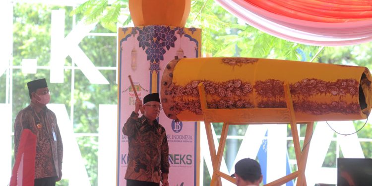 Wapres RI Ma’ruf Amin saat memukul beduk tanda dibukanya Kalsel  Halal Nasional Fair di Siring Nol Kilometer Banjarmasin. (foto : istimewa)