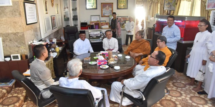 Gubernur Kalsel H Sahbirin Noor atau Paman Birin saat terima kunjungan tamu di hari Raya Idul Fitri. (foto : istimewa/Biro Adpim)