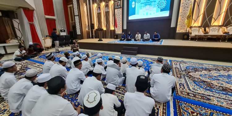 Forum Wartawan Balai Kota (FWB) Banjarmasin menggelar kegiatan sosial berbagi untuk anak yatim dan dhuafa yang diisi dengan buka puasa bersama. (foto : shn/seputaran)