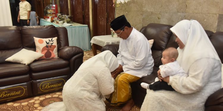 Gubernur Kalsel H Sahbirin Noor saat menerima sungkeman sang istri Hj Raudatul Jannah di momen Hari Raya Idul Fitri. (foto : istimewa/Biro Adpim Kalsel)